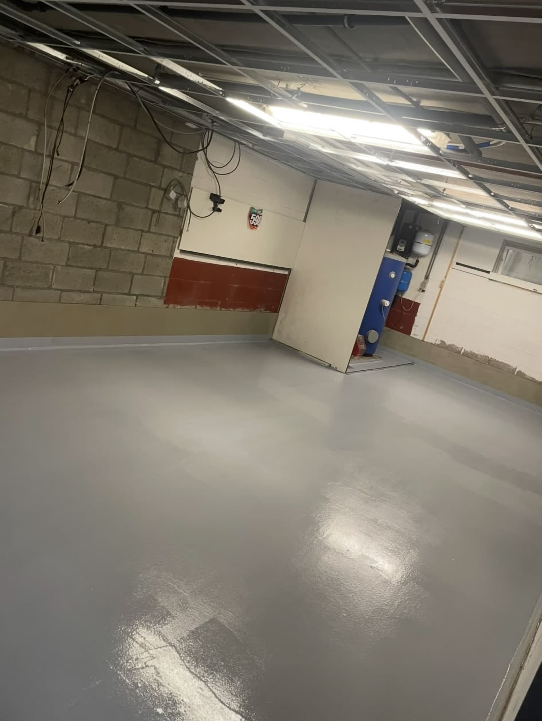 Ruimte met glanzende grijze vloercoating